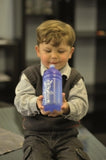 imagem dum menino com uma garrafa do produto Aqua Propyletta 0,5 litros versão menino