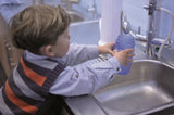 imagem dum menino enchendo uma garrafa do produto Aqua Propyletta 0,5 litros versão menino